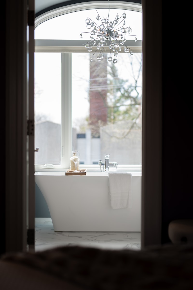 Panorama-Badewanne mit Bodeneinbau-Armatur