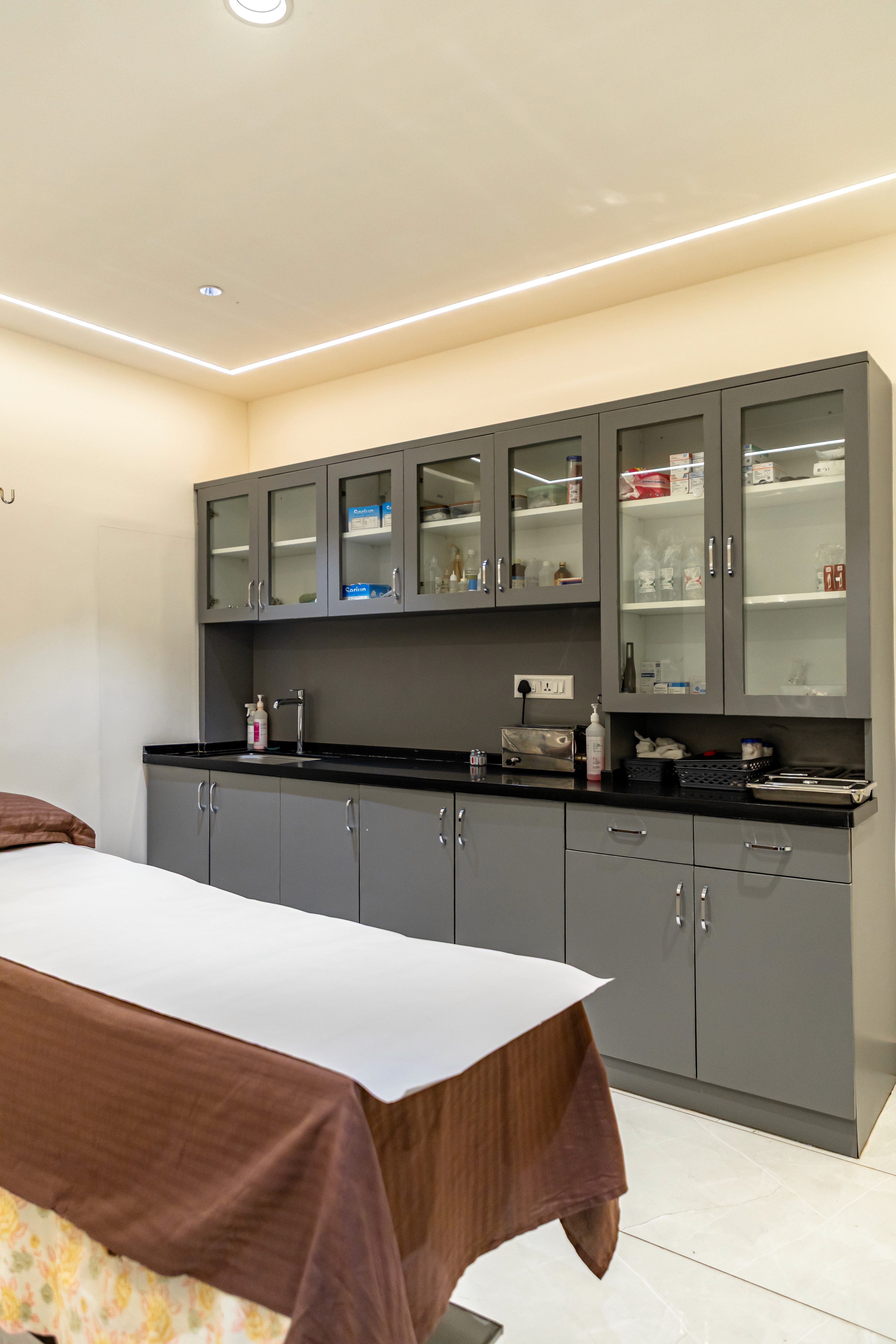 Patient room at Seren Med Lounge with medical equipment, oxygen cylinder, and air conditioning for emergency and post-procedure care.