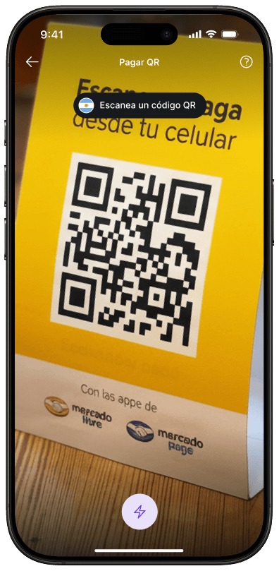 Celular mostrando el escaneo de un código desde la App Takenos para pagar con QR en comercios utilizando el saldo disponible