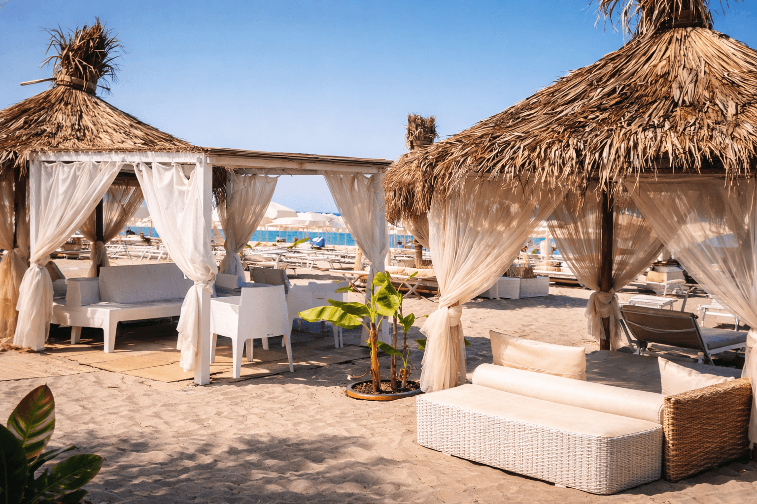 Area relax con gazebo in legno e tende bianche sulla Spiaggia delle Saline al lido Urlamare di Palinuro