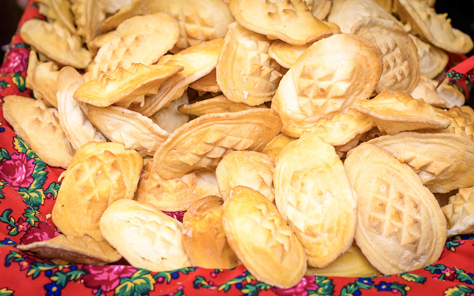 在波兰扎科帕内，五颜六色的布上摆放着奶酪饺子。