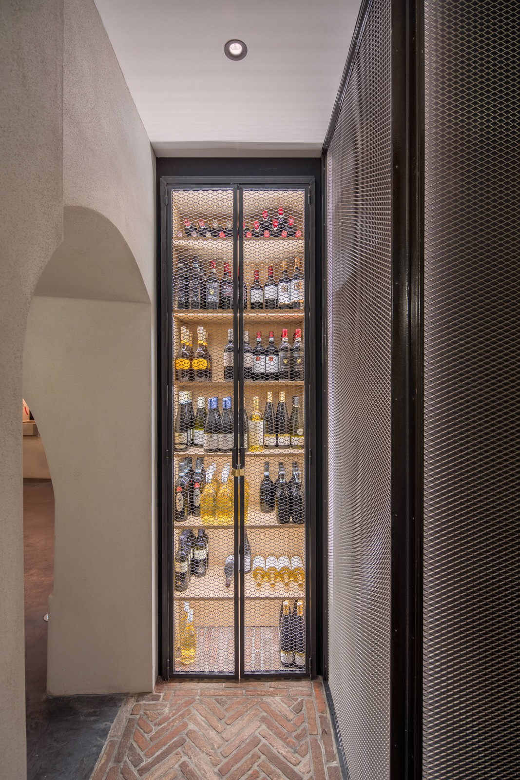 Positive Space, Madonna - wijnkast