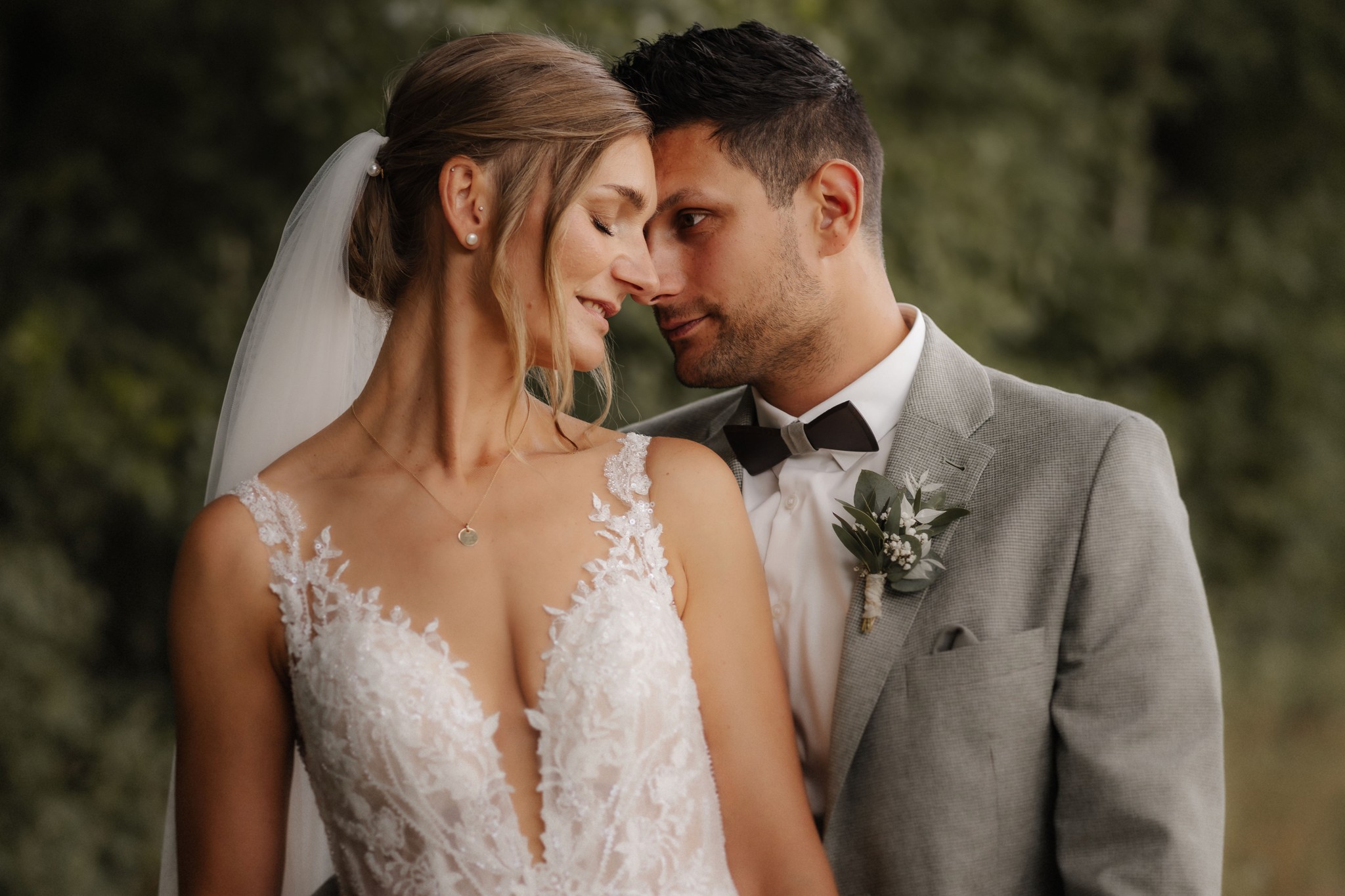 Inniges Brautpaar-Shooting im Freien, fotografiert von Stephanie Weikert