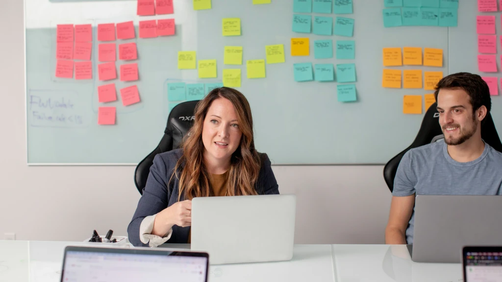 Geschäftsfrauen analysieren Finanz-Charts am Laptop – Symbolbild für Investor Readiness von Healthcare-Startups