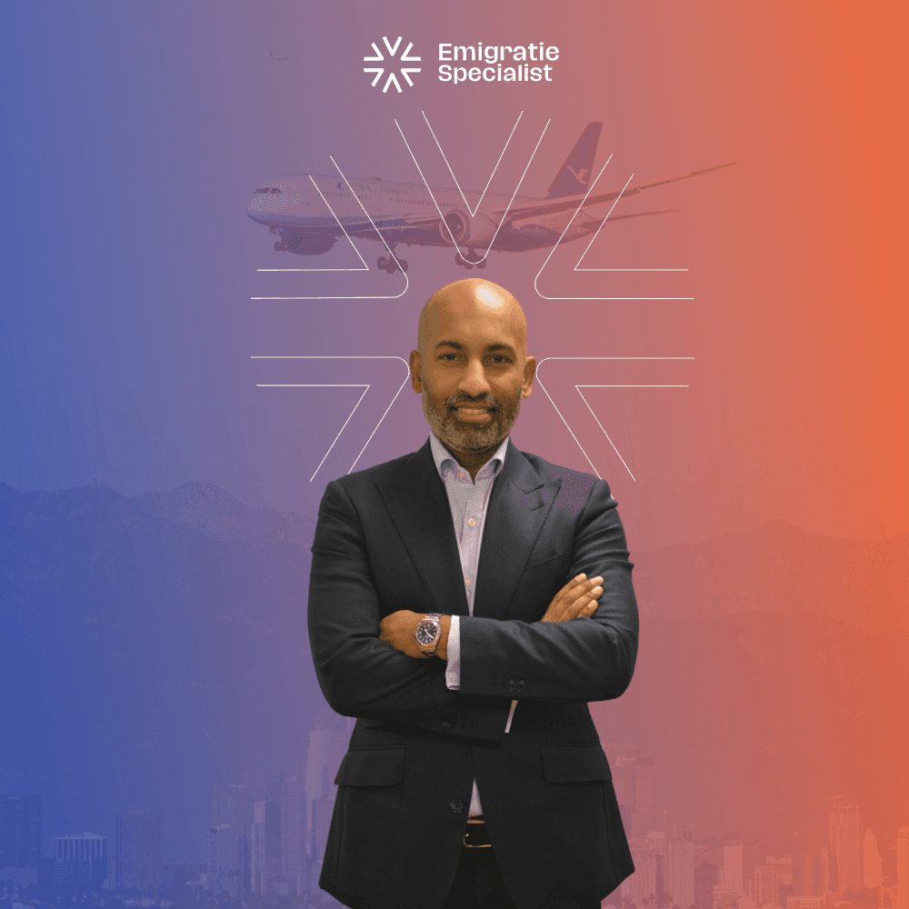 Richard Werkman, Emigratie Specialist, voor paars-oranje achtergrond met vliegtuig – persoonlijke begeleiding bij emigratie naar Zuid-Europa, Curaçao en Dubai.