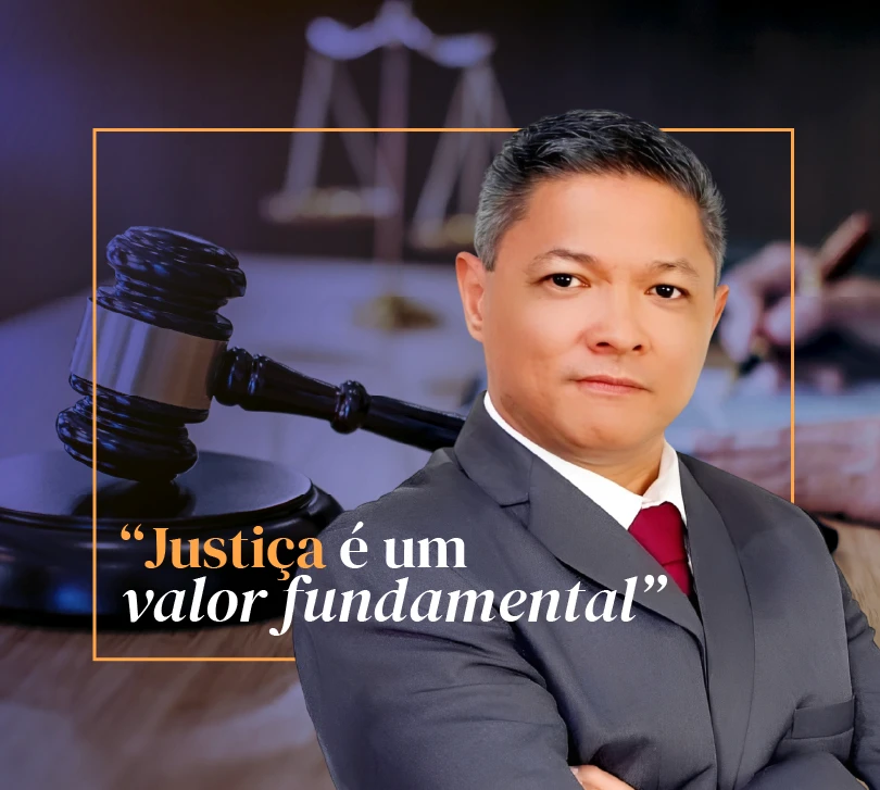 Uma pessoa profissional de terno está em pé de forma confiante, com um martelo e balança da justiça ao fundo.