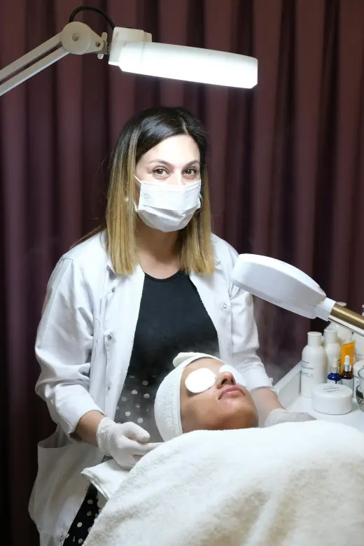 Imagen ilustrativa de la doctora Agustina Barco, médica especialista en medicina estética y rejuvenecimiento facial.