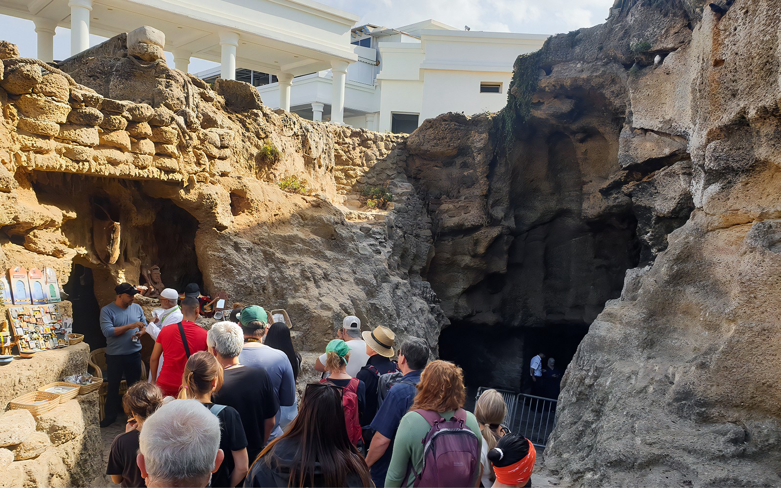 遊客在從塞維利亞的日遊中探險位於丹吉爾的海克力士洞。