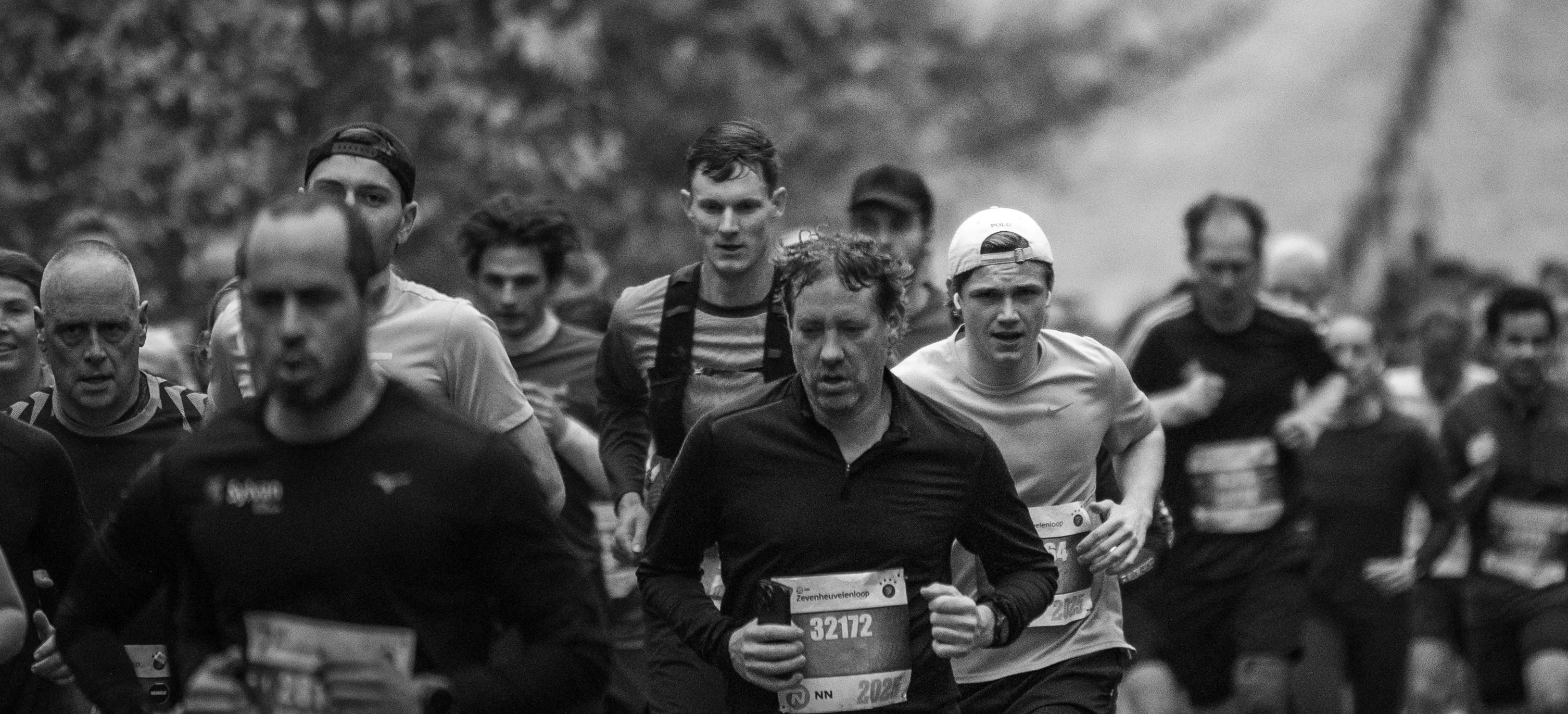 Een zwart wit beeld van de zevenheuvelenloop waar de strijd vanaf te lezen is