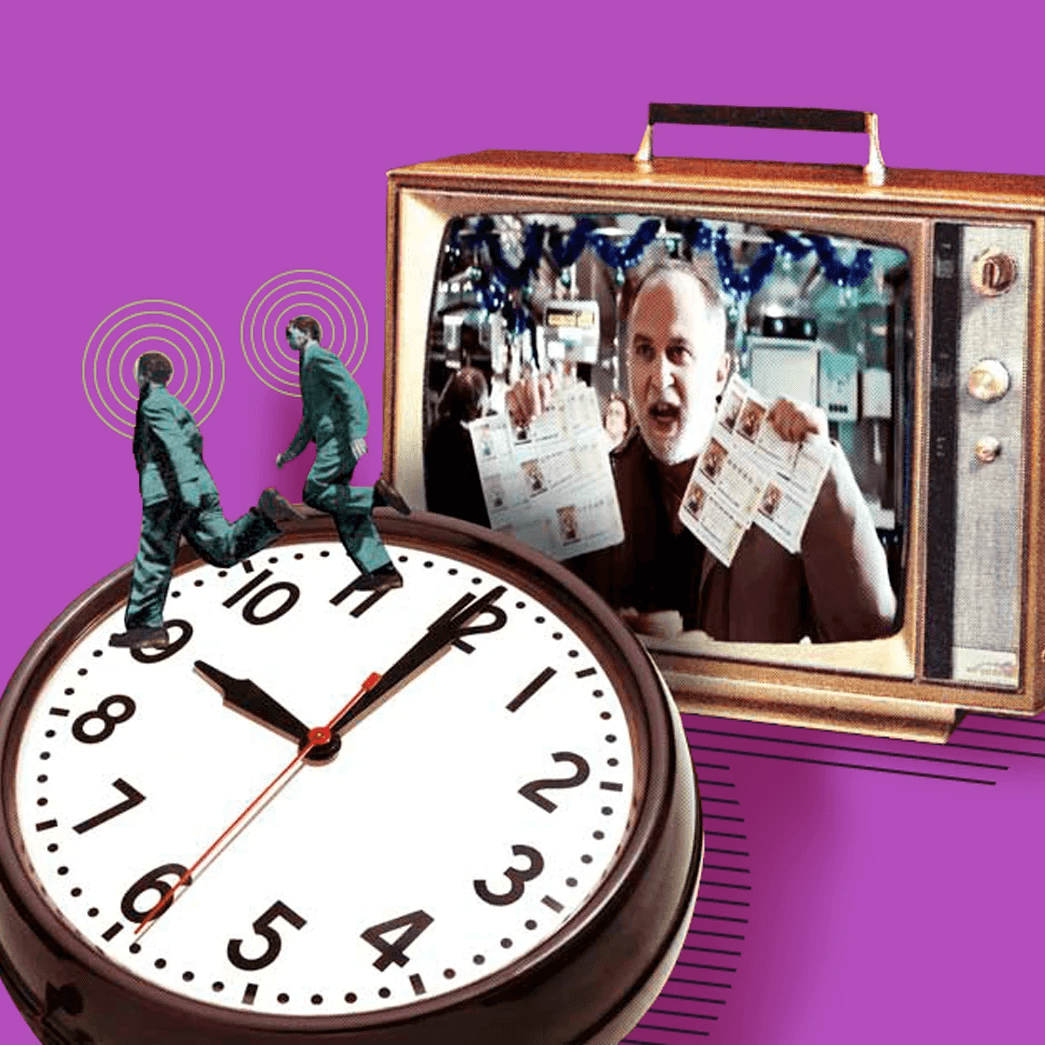 Hombres caminando sobre un reloj con televisión vintage en el fondo, concepto de carrera contra el tiempo.