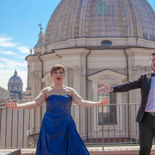 אופרה ואפריטיף על הגג לה גרנדה בלצה. ברקע הכיפה של סנט אנייזה אין אגונה