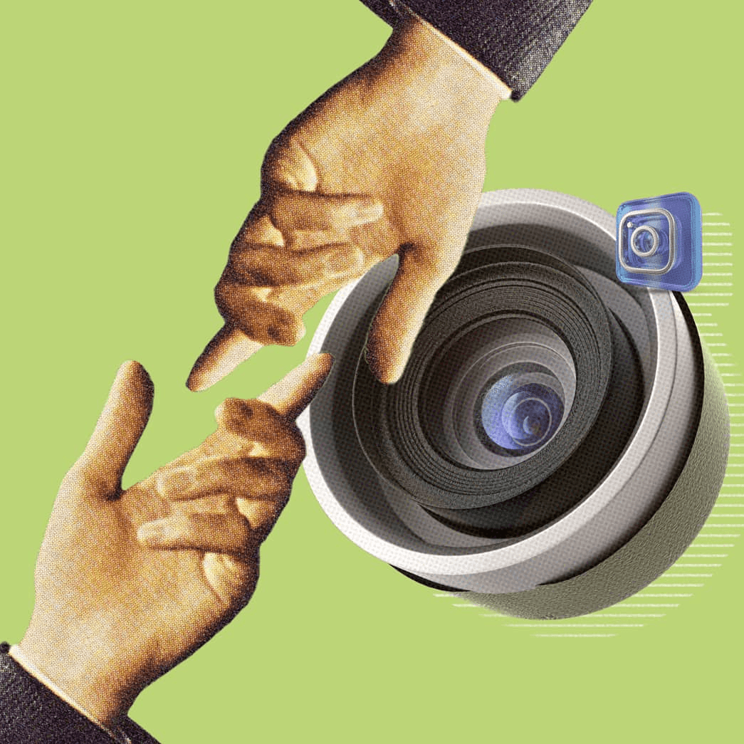 Manos humanas enfocándose hacia una gran lente de cámara en fondo verde.