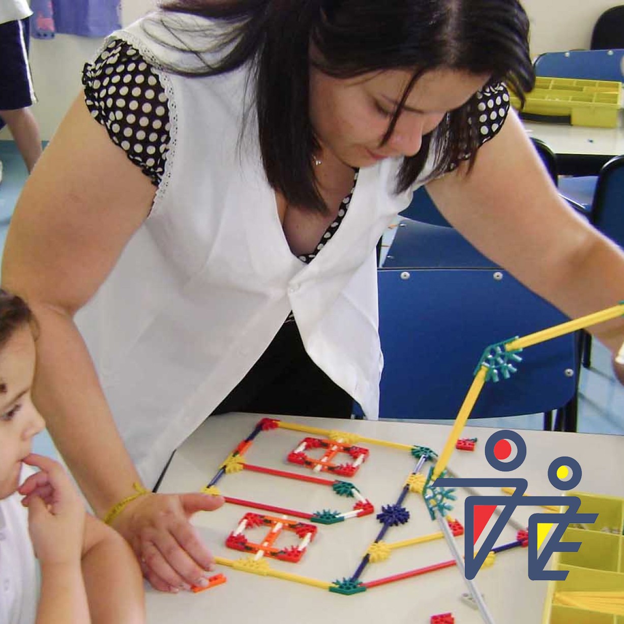 Professora ensinando crianças com peças de montar