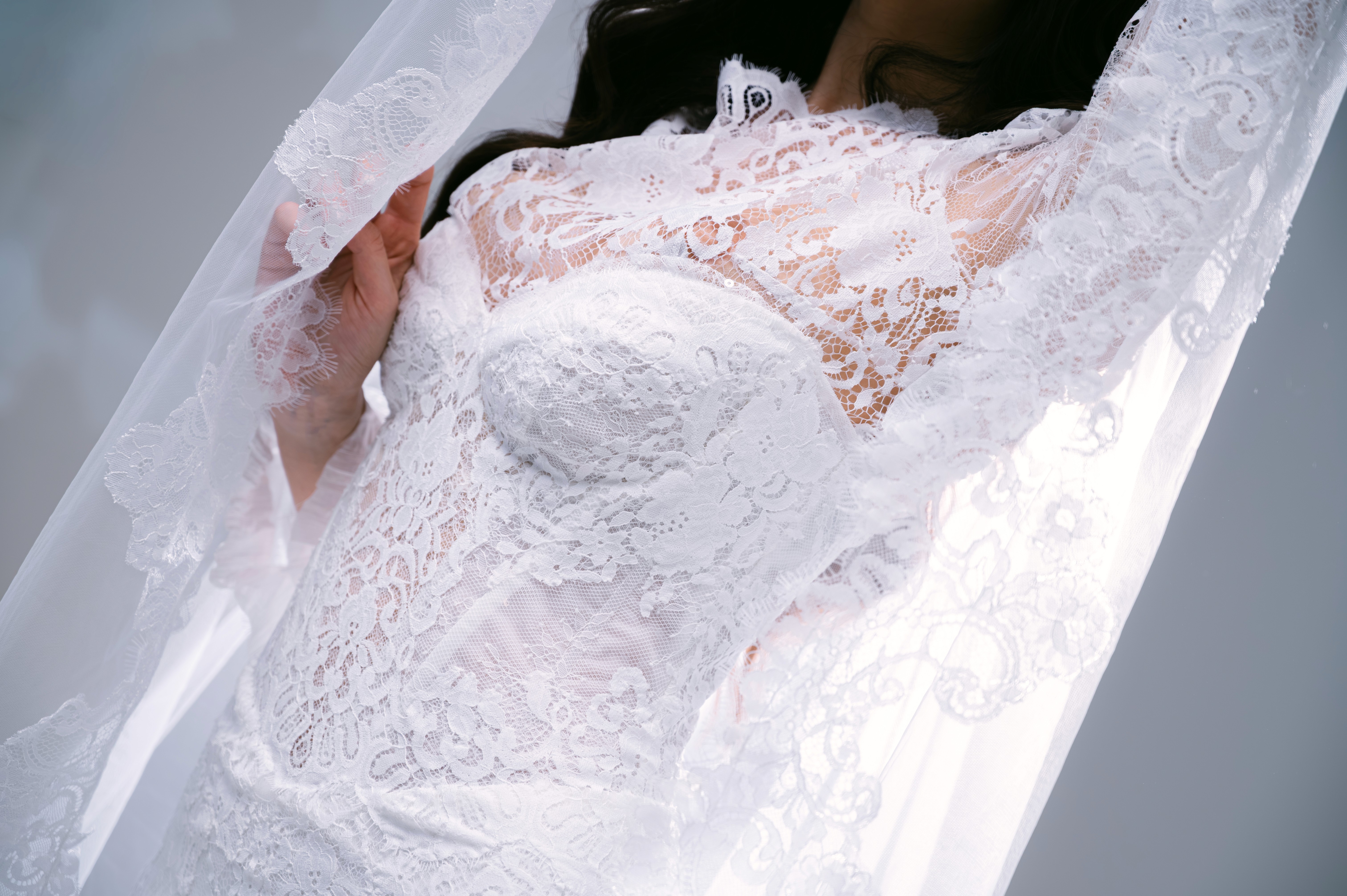 Detaliu cu corsetul rochiei de mireasă și voalul delicat, fotografie de nuntă în București
