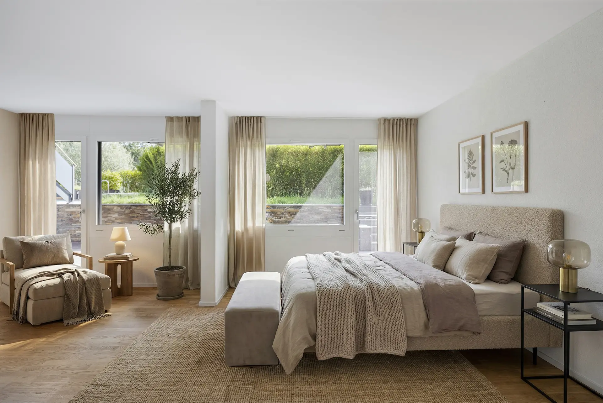 Gemütlich eingerichtetes Schlafzimmer mit Bett und Sessel als Beispiel für professionelles Virtual Staging.