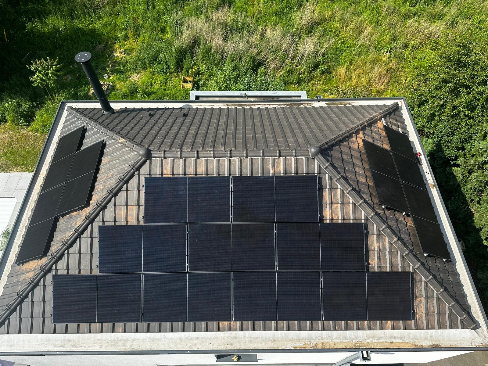 Toiture avec panneaux photovoltaïques à Cernay