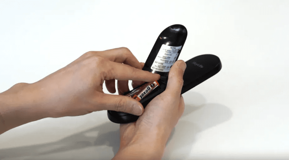 스카이라이프 리모컨 연결 문제를 해결하기 위해 리모컨 뒷면 커버를 열고 AA 사이즈 새 건전지로 교체하는 올바른 방법을 보여주는 이미지입니다. 