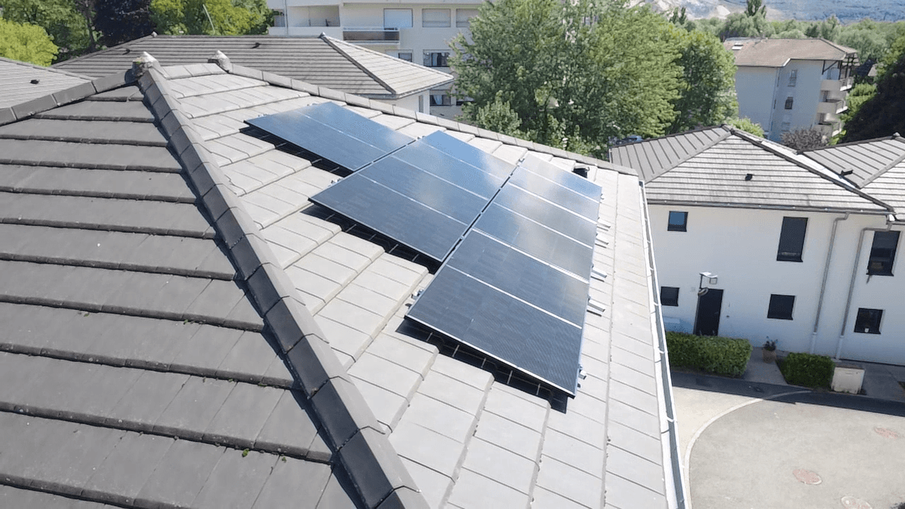 Photo du toit de l'installation de panneaux photovoltaiques de Willy Vesta en Savoie, réalisée par Avenir Solaire Concept, powered by solarock - vue de côté