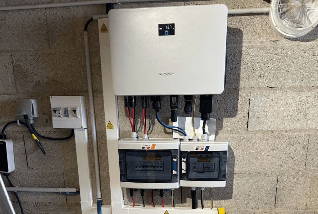 Photo d'une batterie physique Sungrow à Chambray-lès-Tours en France équipée de panneaux photovoltaïques dont l'installation a été faite par Solarock.