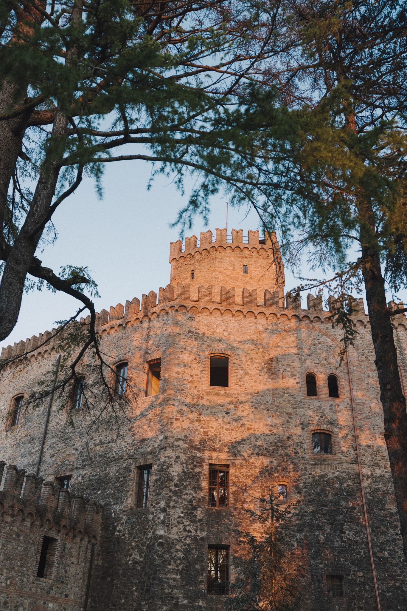 Castello di Tabiano al tramonto, rami d'albero in primo piano, location del matrimonio di Eline e Antoine
