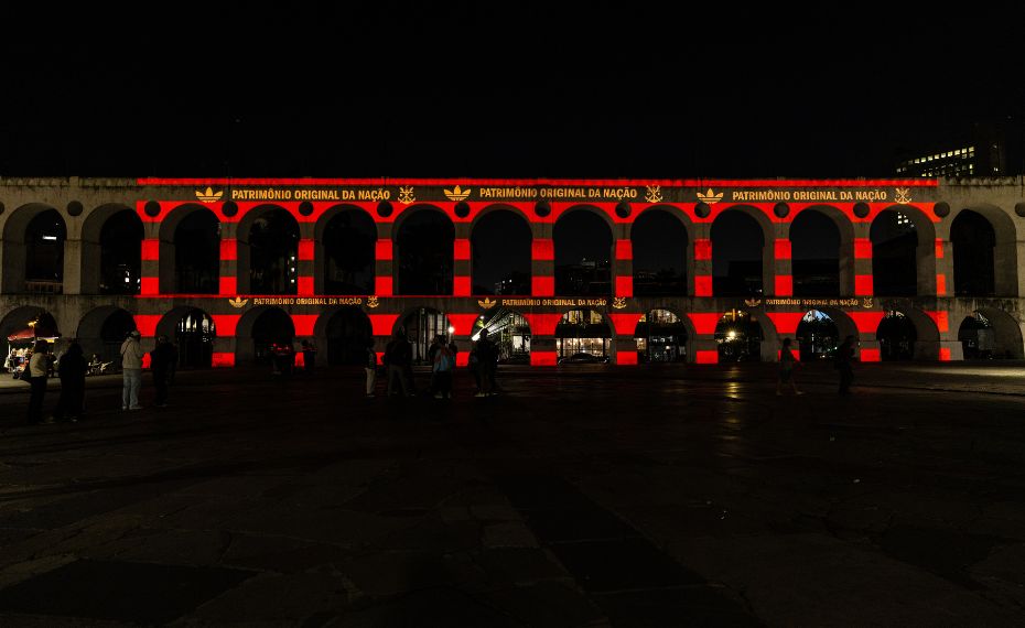 Flamengo e adidas lançam uniforme com projeção histórica nos Arcos da Lapa