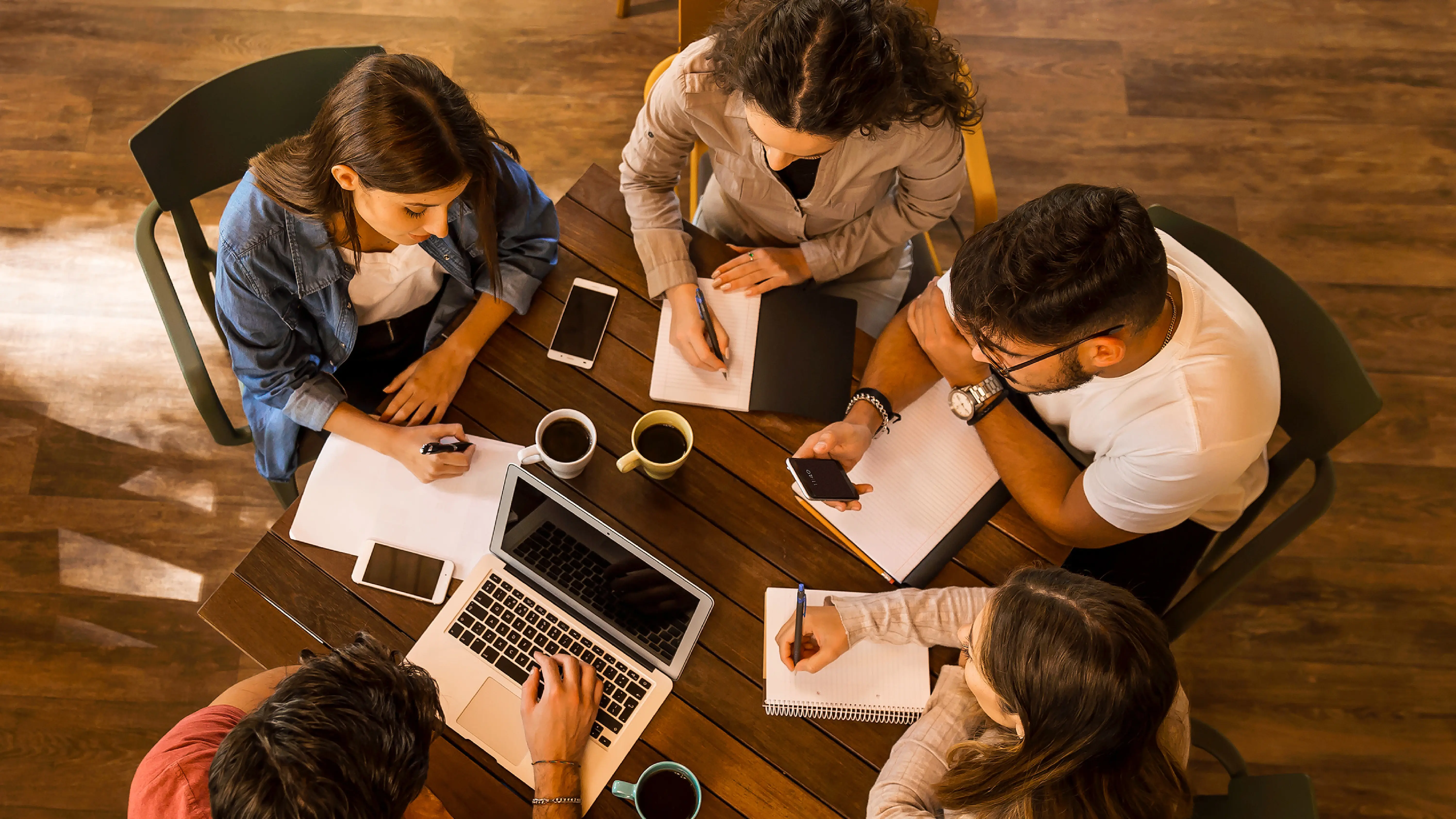 Groupe de personne autour d'une table qui travail