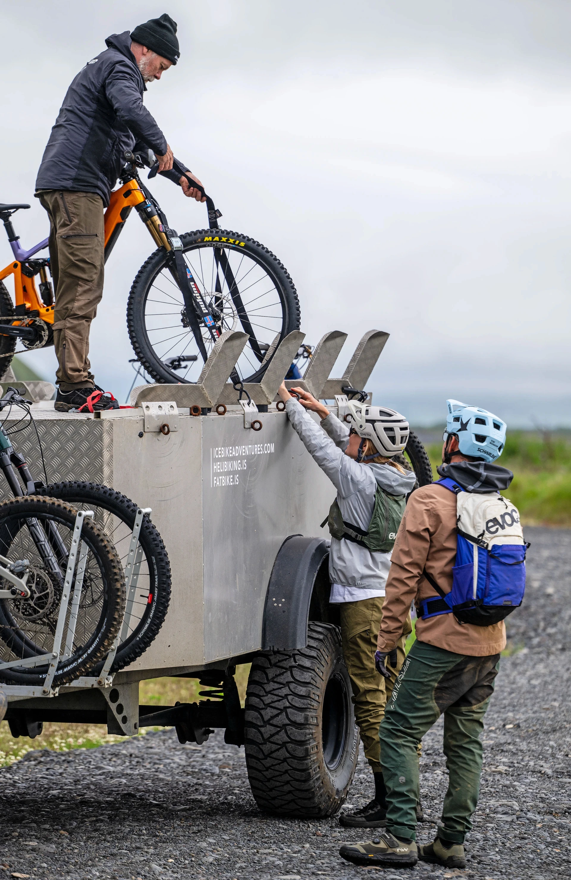 support vehicle on iceland mtb 