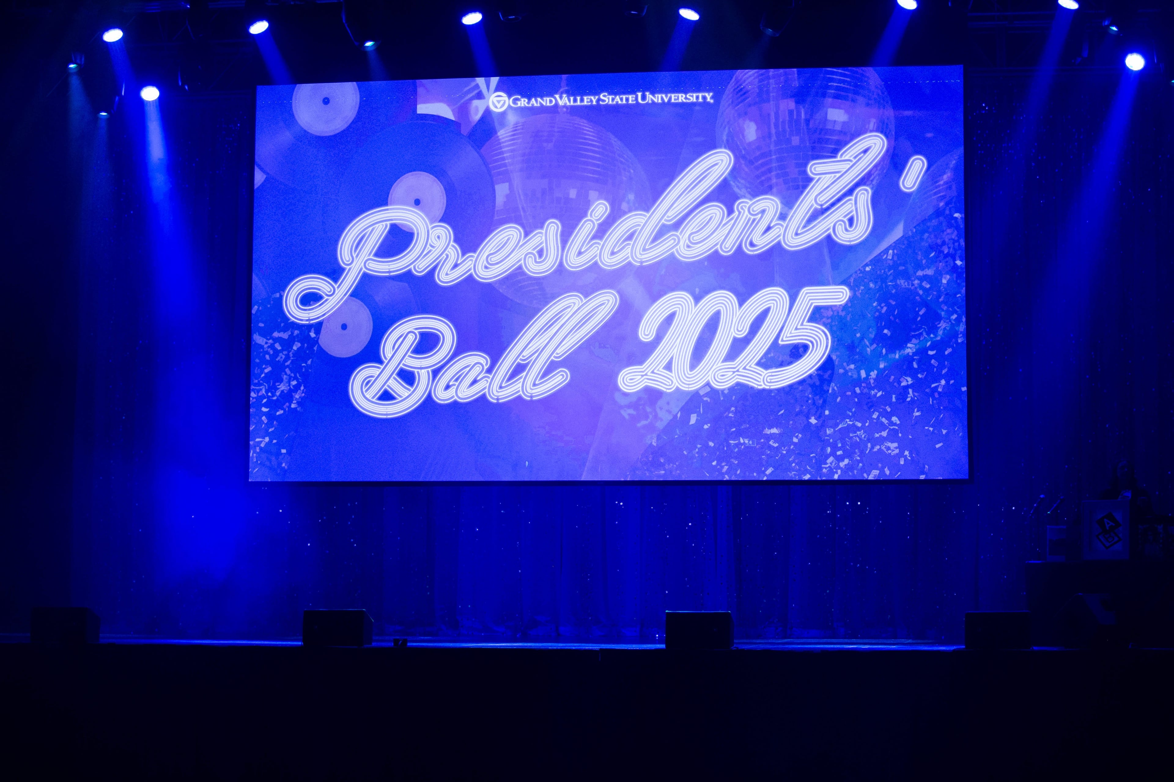 20 Monroe Music Venue Projector Screen