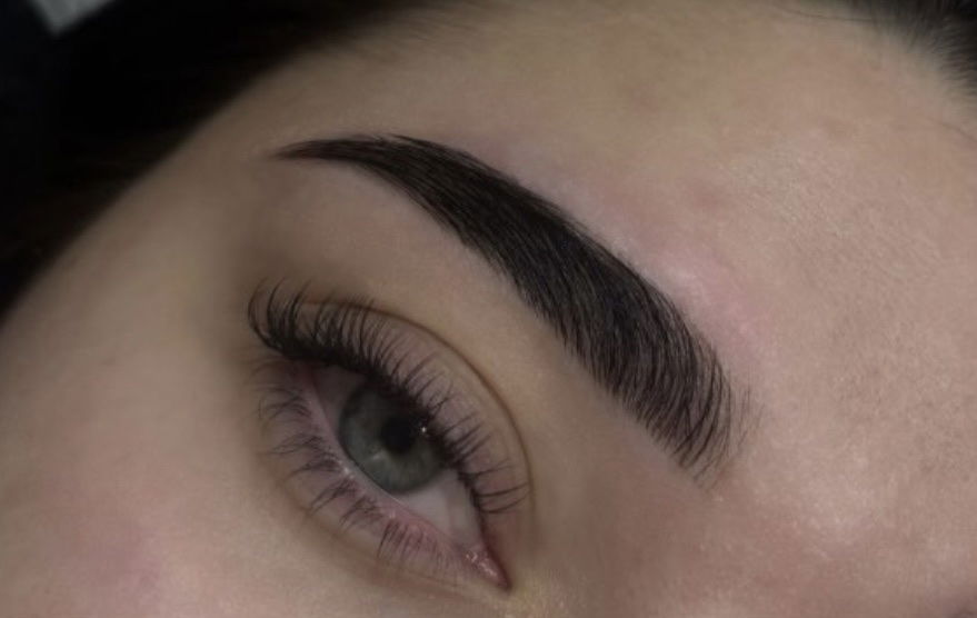 Restructuration des sourcils et rehaussement de cils sur œil gris – effet naturel et net, idéal pour sublimer le regard au quotidien.