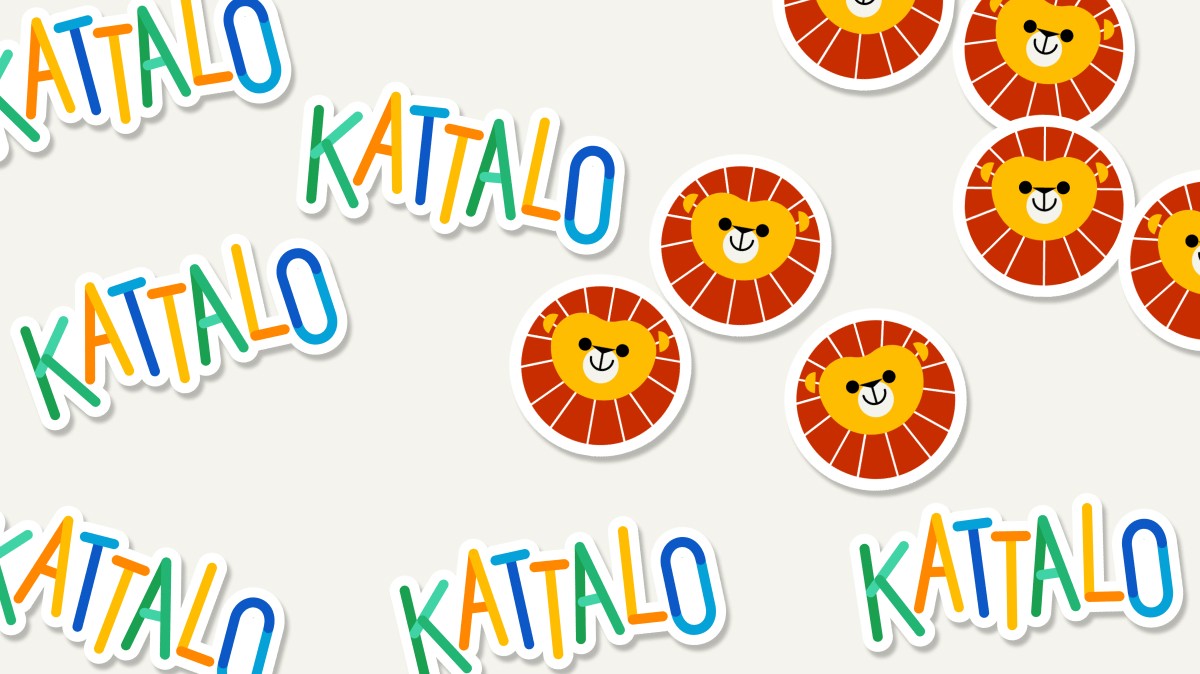 Klistermärken med Kattalos lejon och Kattalos logotyp i regnbågsfärger