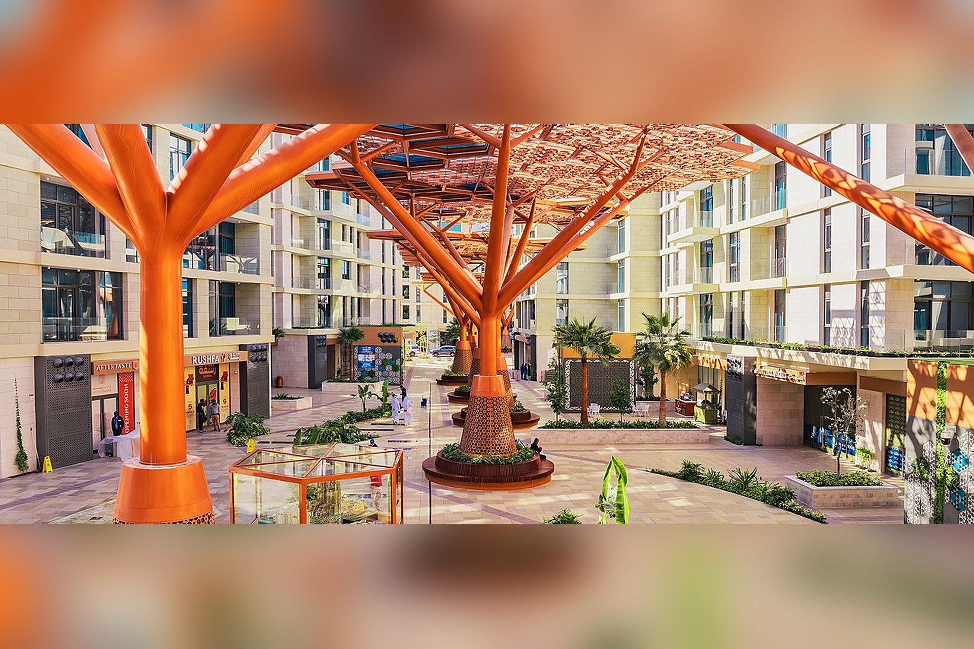 Le Crystal Walkway de Gewan Island, à Doha, une allée de boutiques en plein air sous ses ombrières orange, dans un pays sans TVA