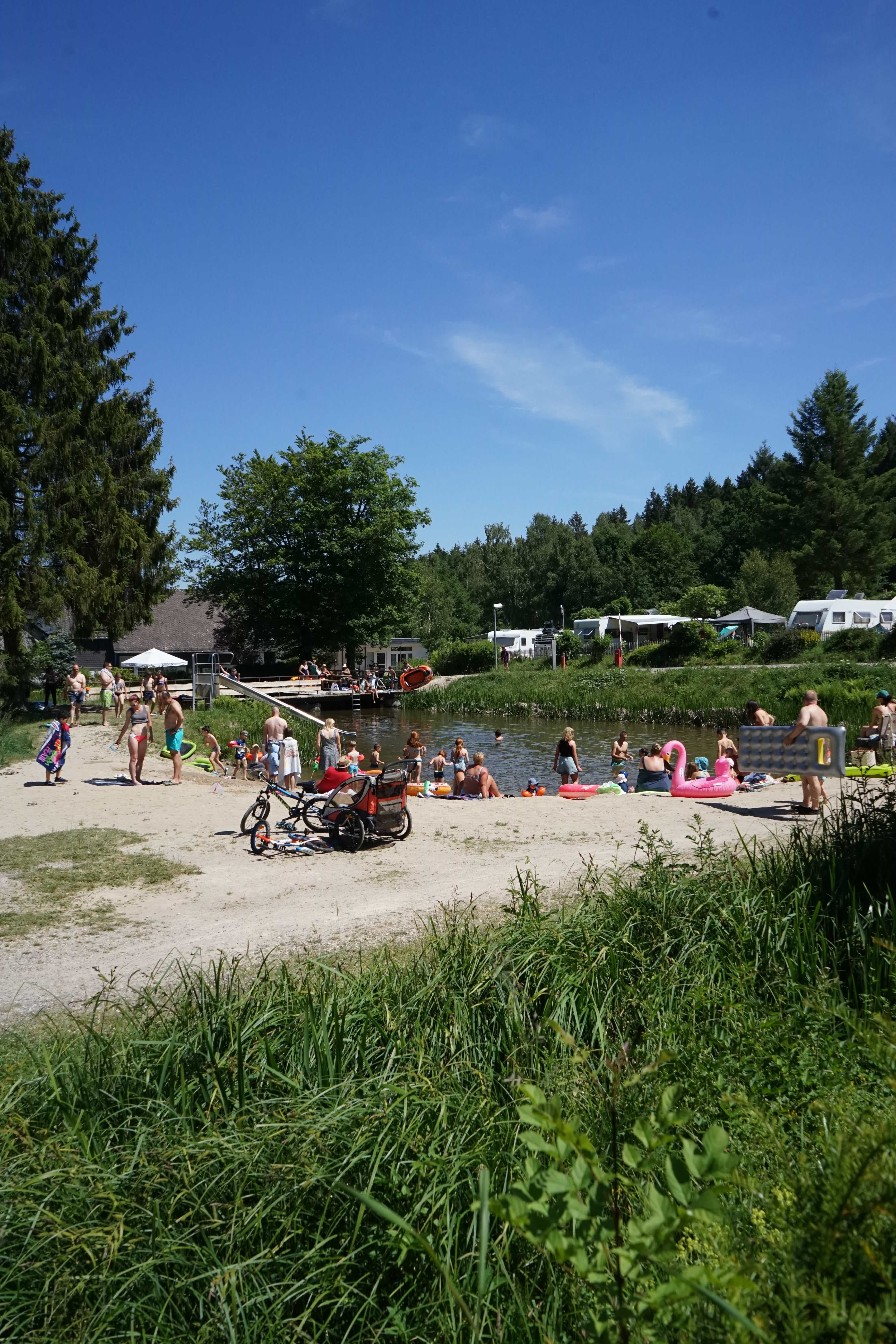 Familien am Sandstrand vom Badesee