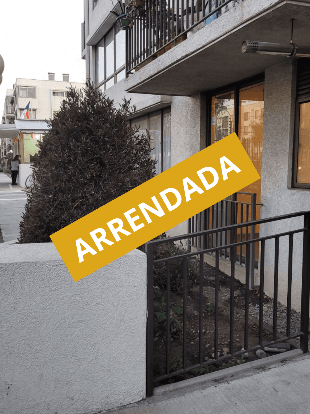 Outdoor seating area with drinks and a straw hat facing the bright blue ocean.