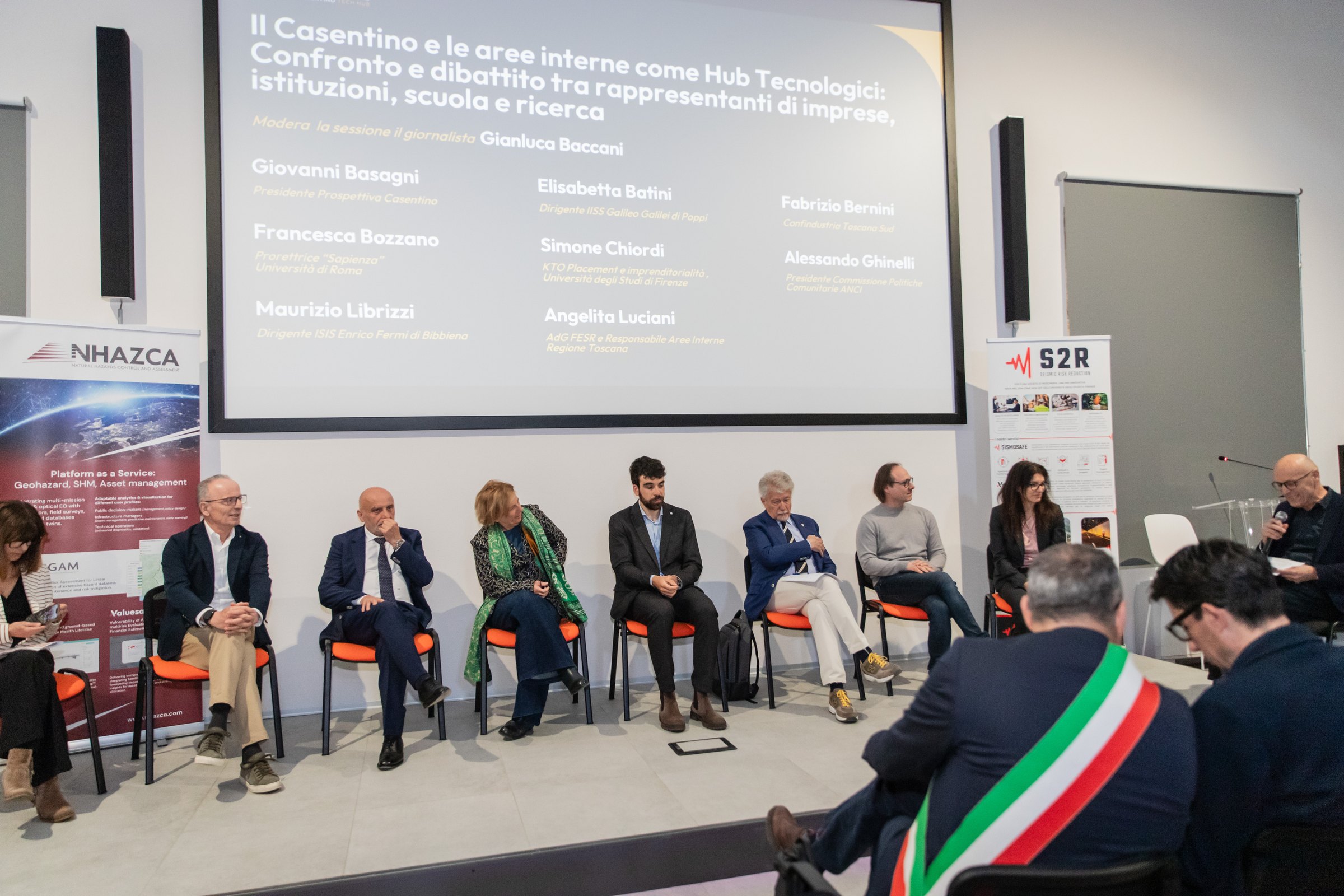 Tavola rotonda durante l'inaugurazione del Casentino Tech Hub