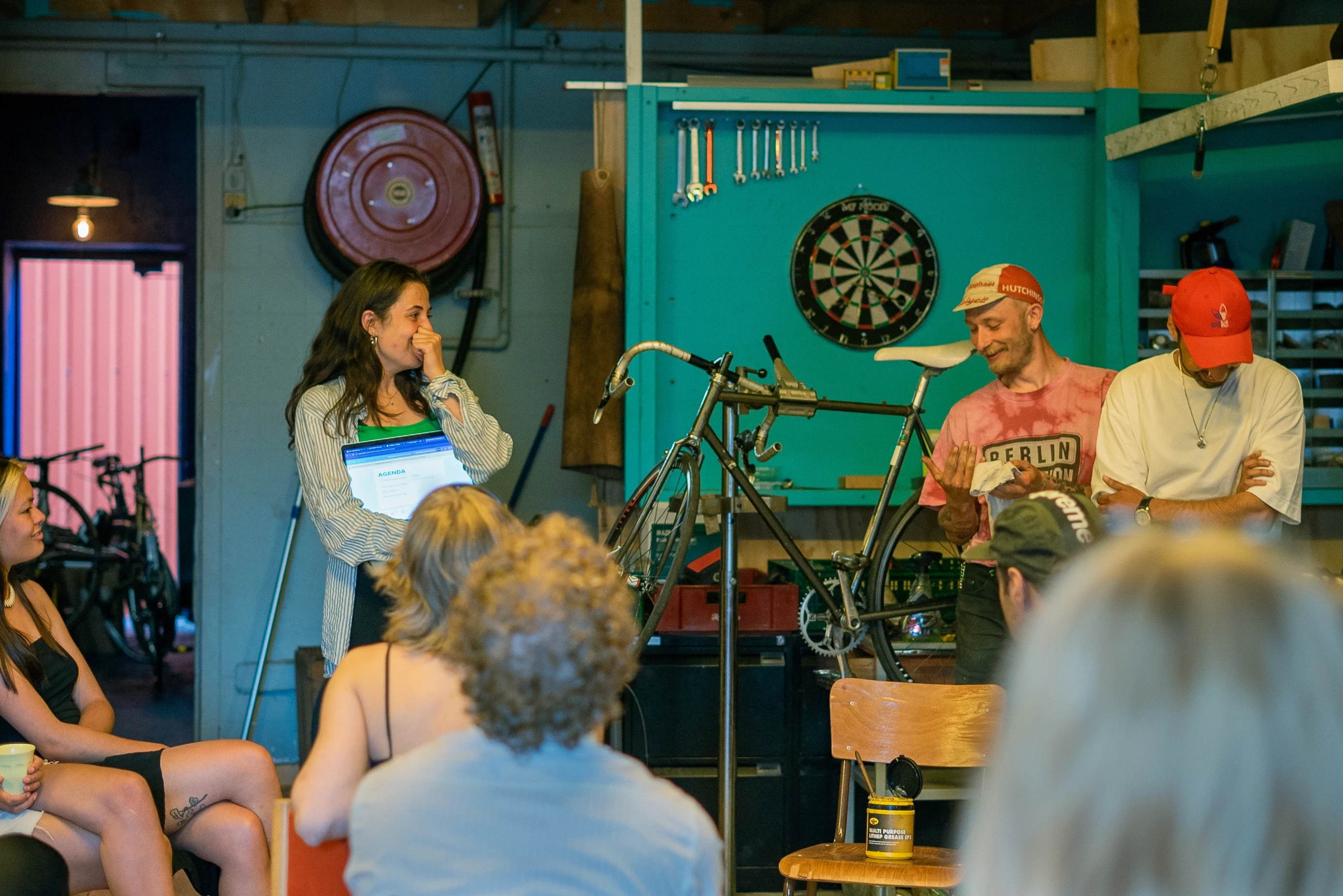 To unge kulturskabere holder oplæg i en garage.