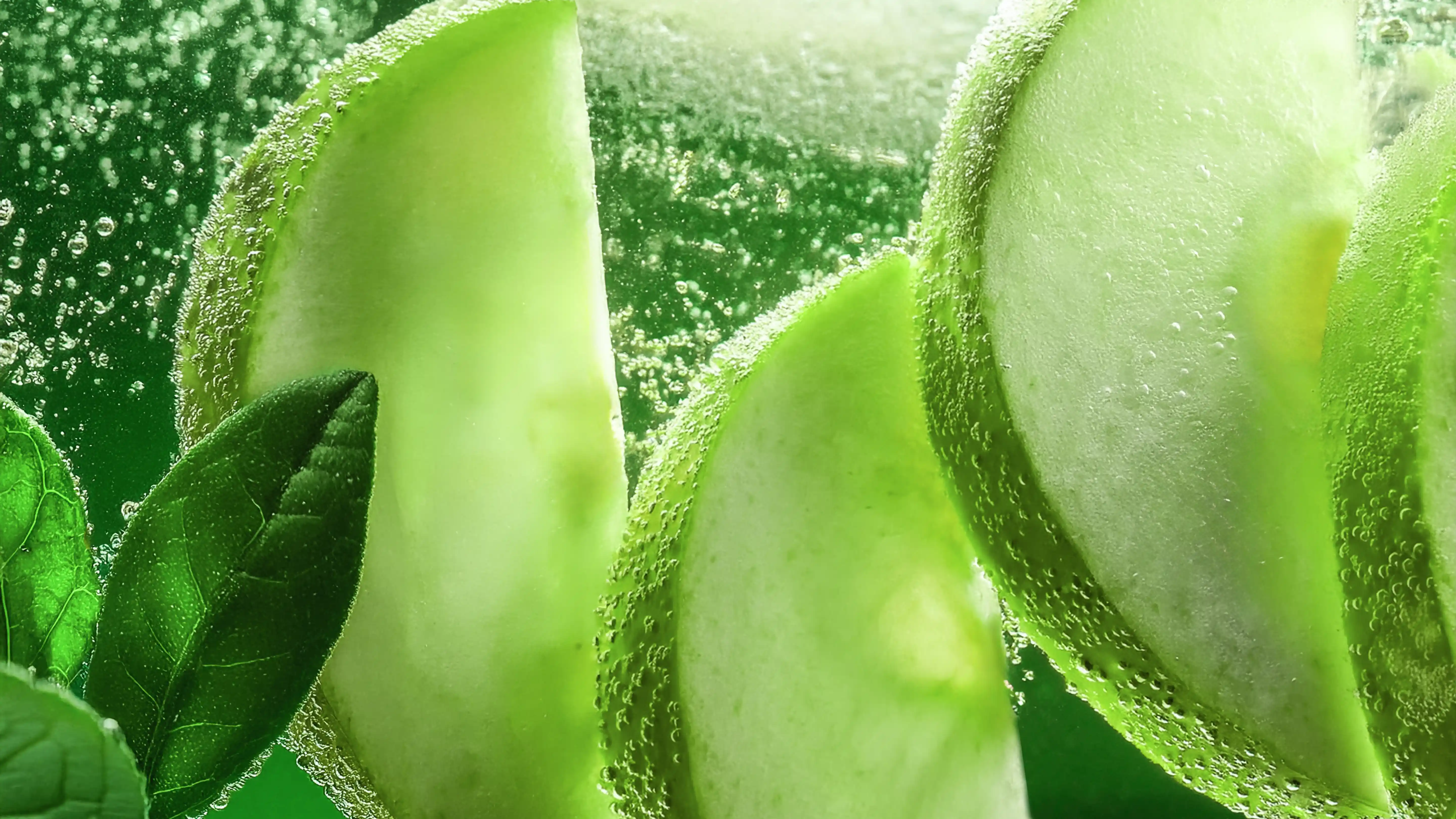 Koolzuurhoudende groene thee met appelsmaak