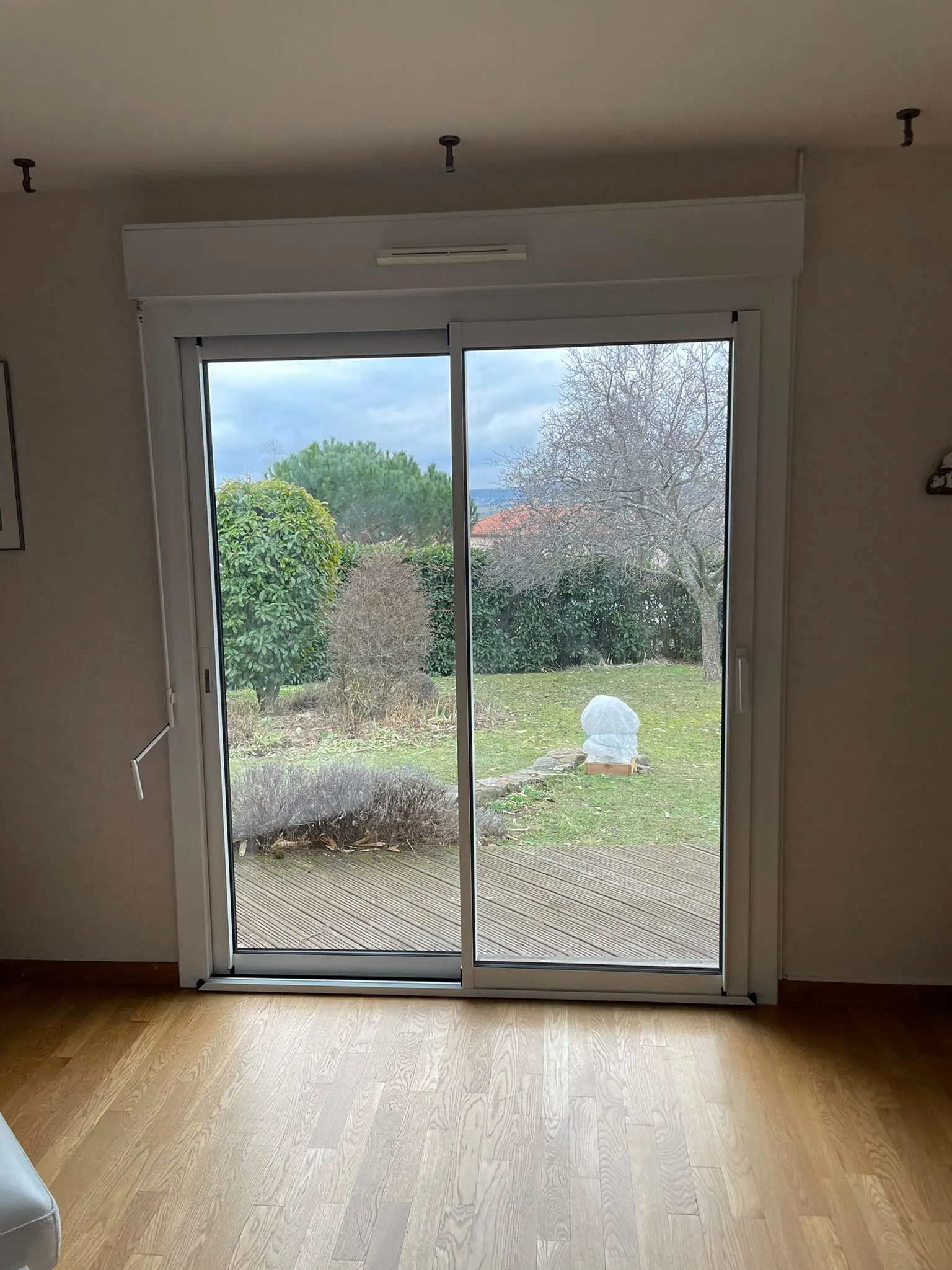 Porte-fenêtre blanche donnant sur le jardin — AFermetures