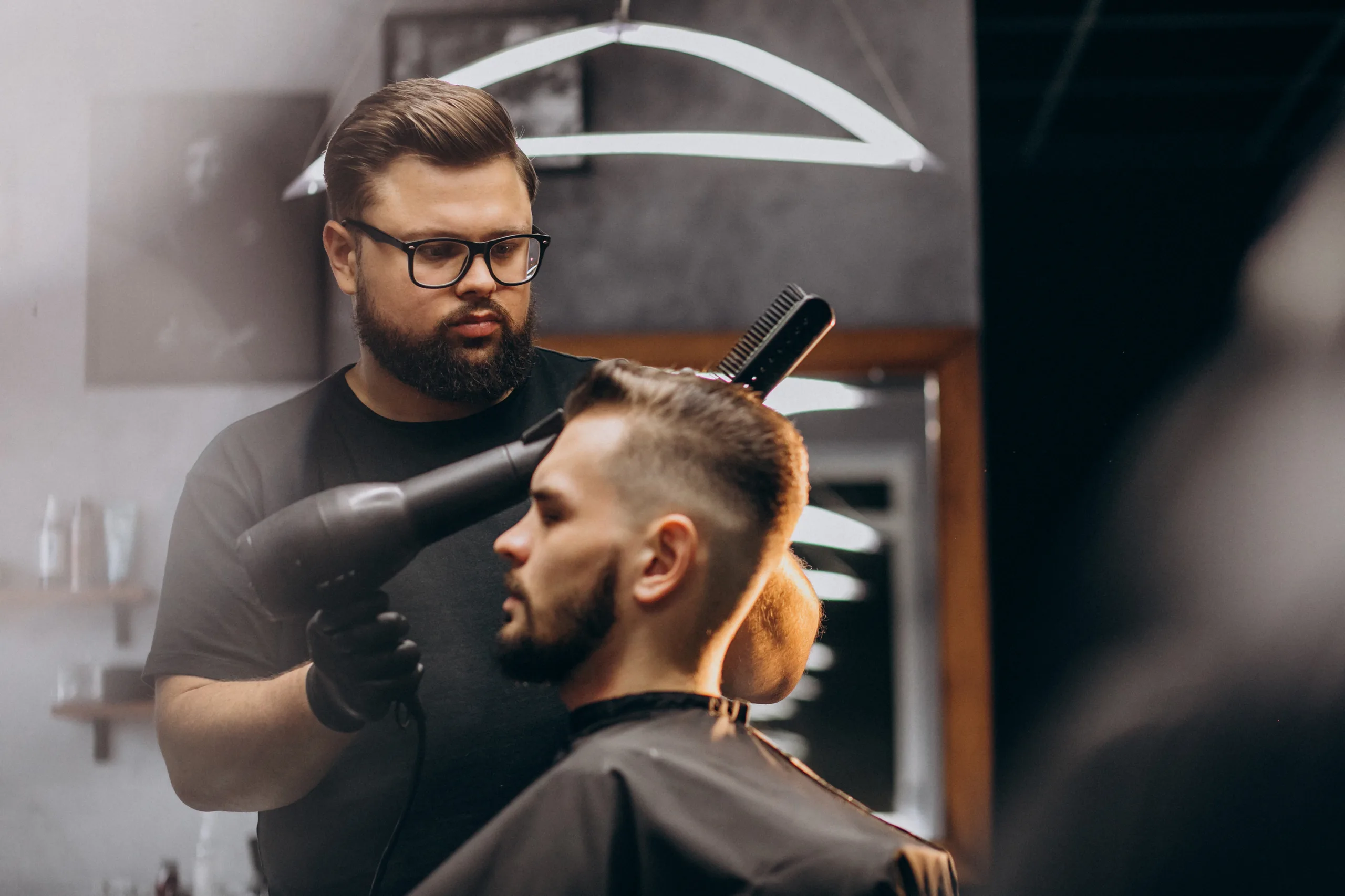 barbeiro preparando cliente para corte de cabelo