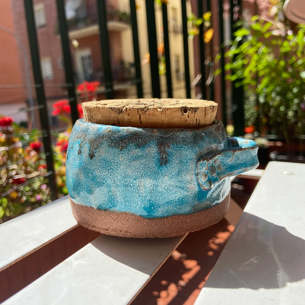 Pieza de cerámica artesanal esmaltada en tonos azules con textura natural creada por una ceramista.