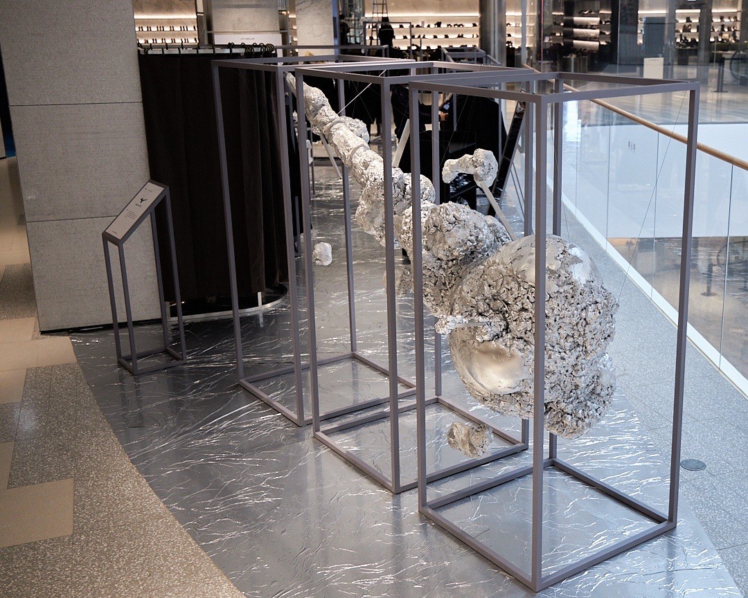 더현대 서울 미즈노 매장 앞 조형물 설치 측면 전경 / Side view of the sculpture installation at Mizuno, The Hyundai Seoul