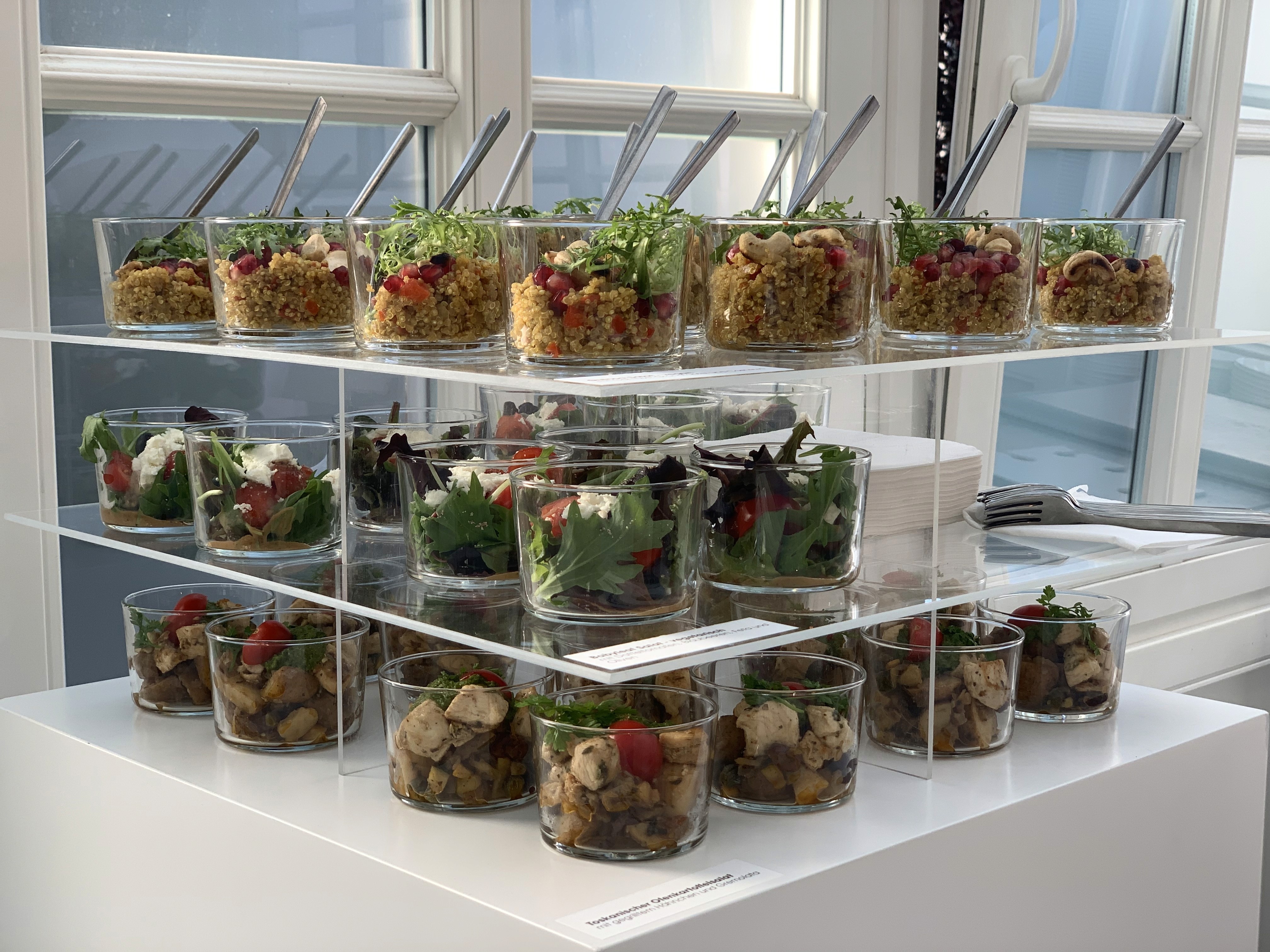 Fingerfood-Buffet mit Salaten und Häppchen in Gläsern