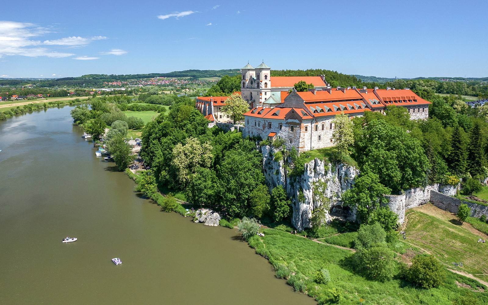 Opactwo Tyniec z widokiem na Wisłę w pobliżu Krakowa, Polska, widziane z rejsu wycieczkowego.