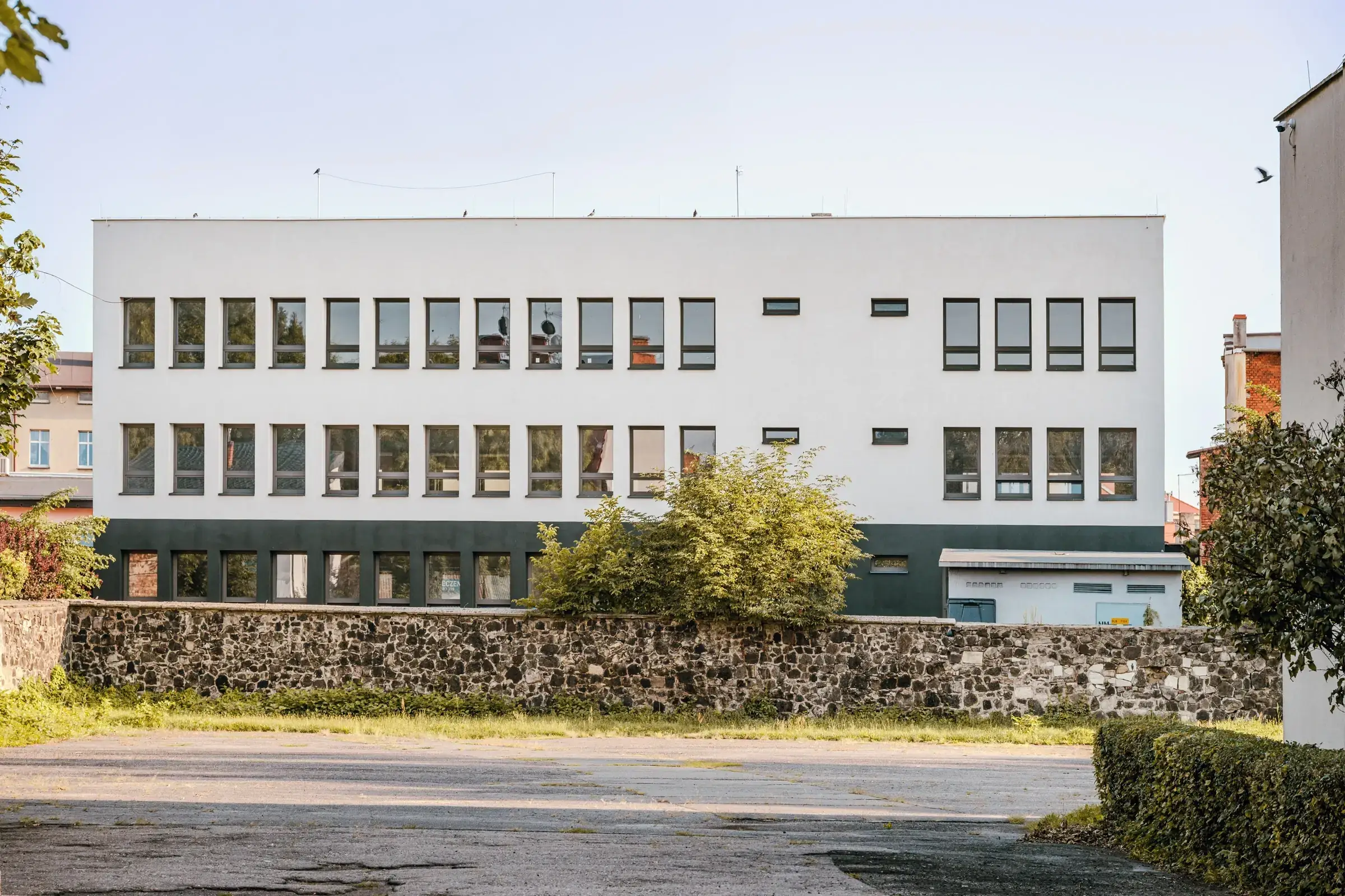 Fotografia architektury – elewacja budynku usługowego po modernizacji