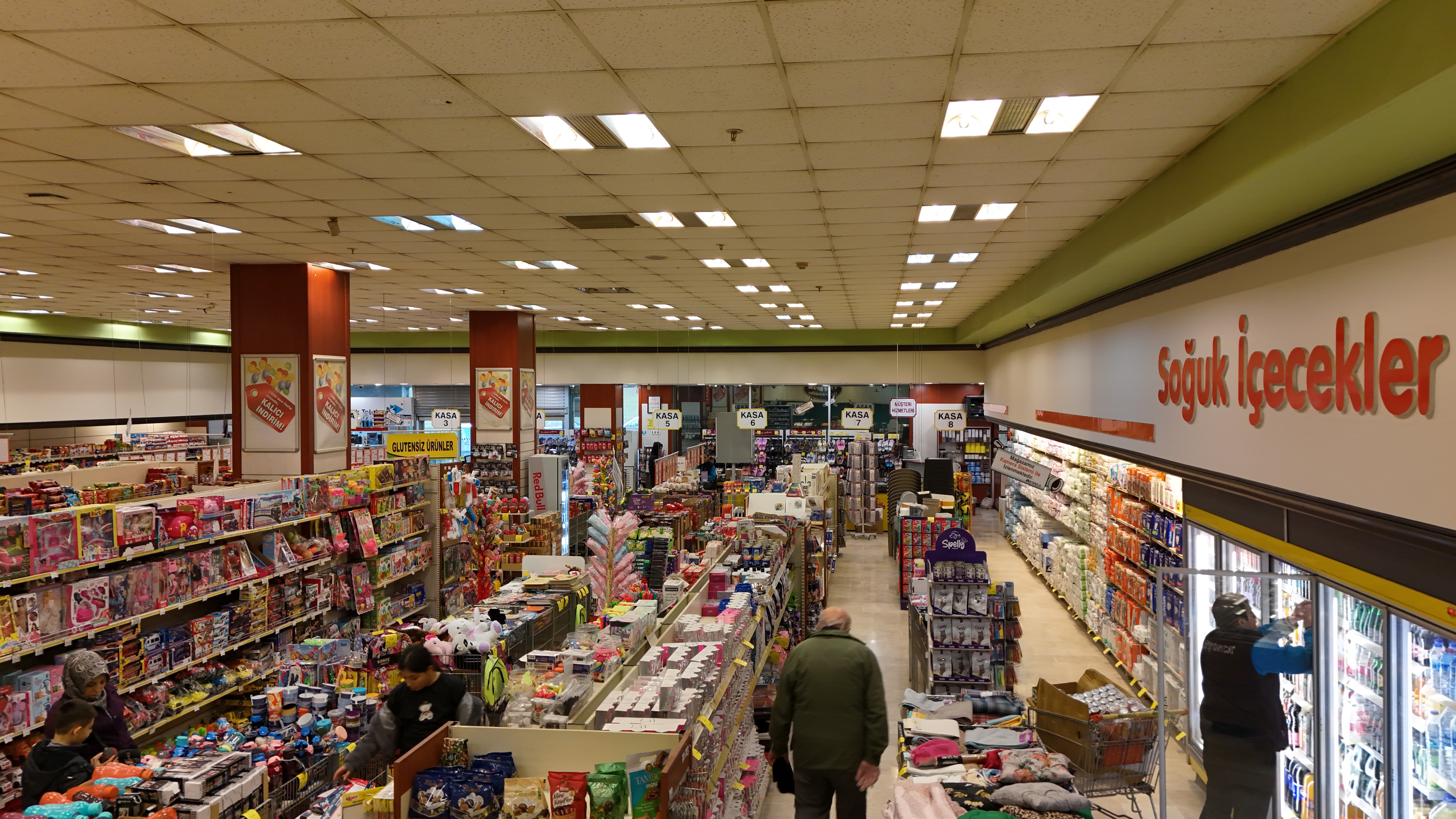 Başak Mahallesi’nde pratik, güvenilir ve konforlu alışveriş ortamı.