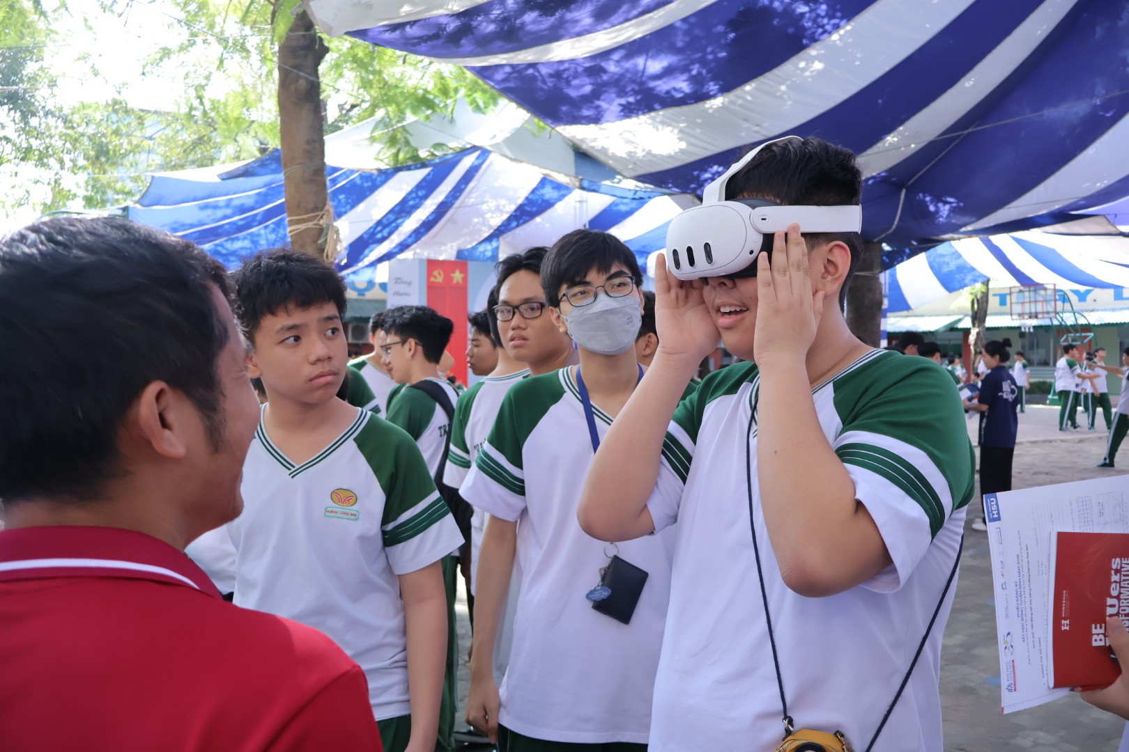 HSU lan tỏa tinh thần học tập tại Lễ hội Truyền thống Trường Trương Vĩnh Ký