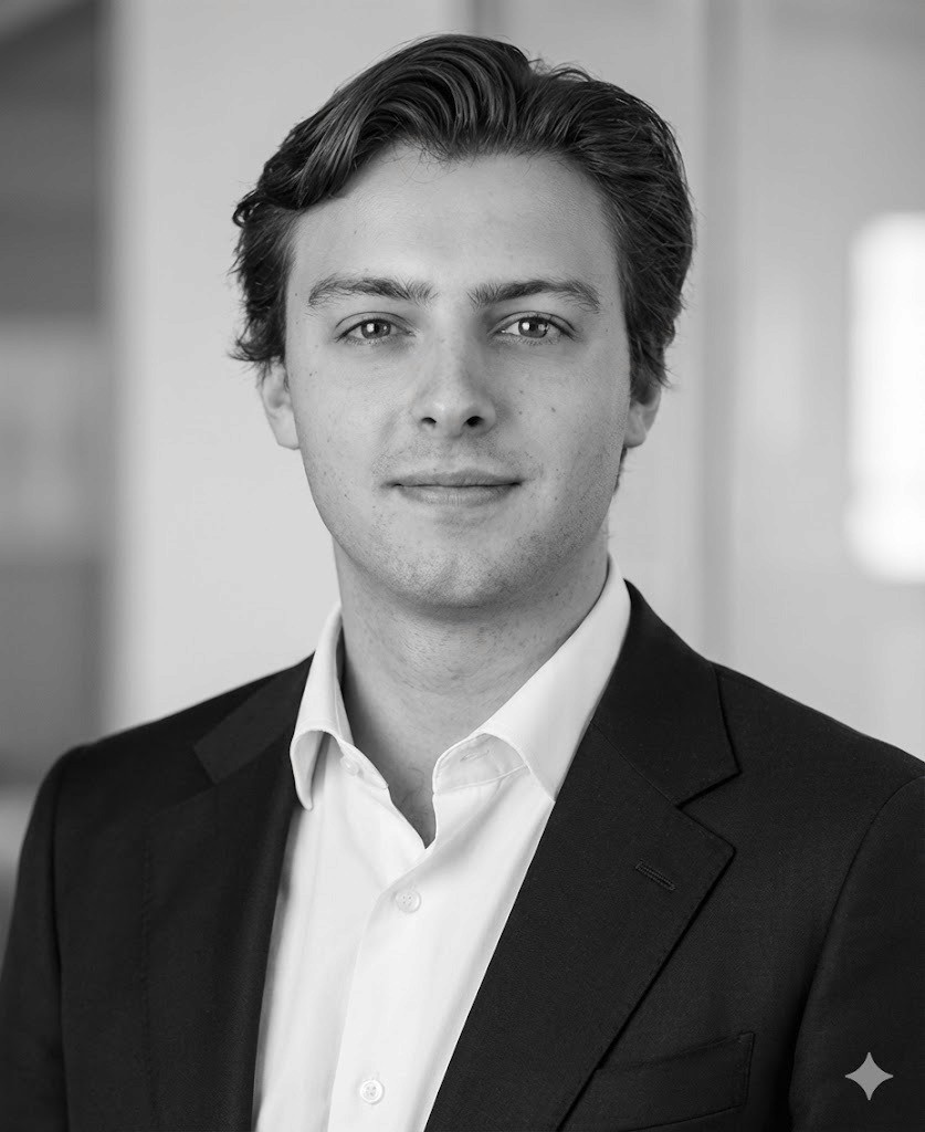 Portrait of Demian Esser, Founding Partner at Pedralbes Partners, wearing a suit and looking at the camera.