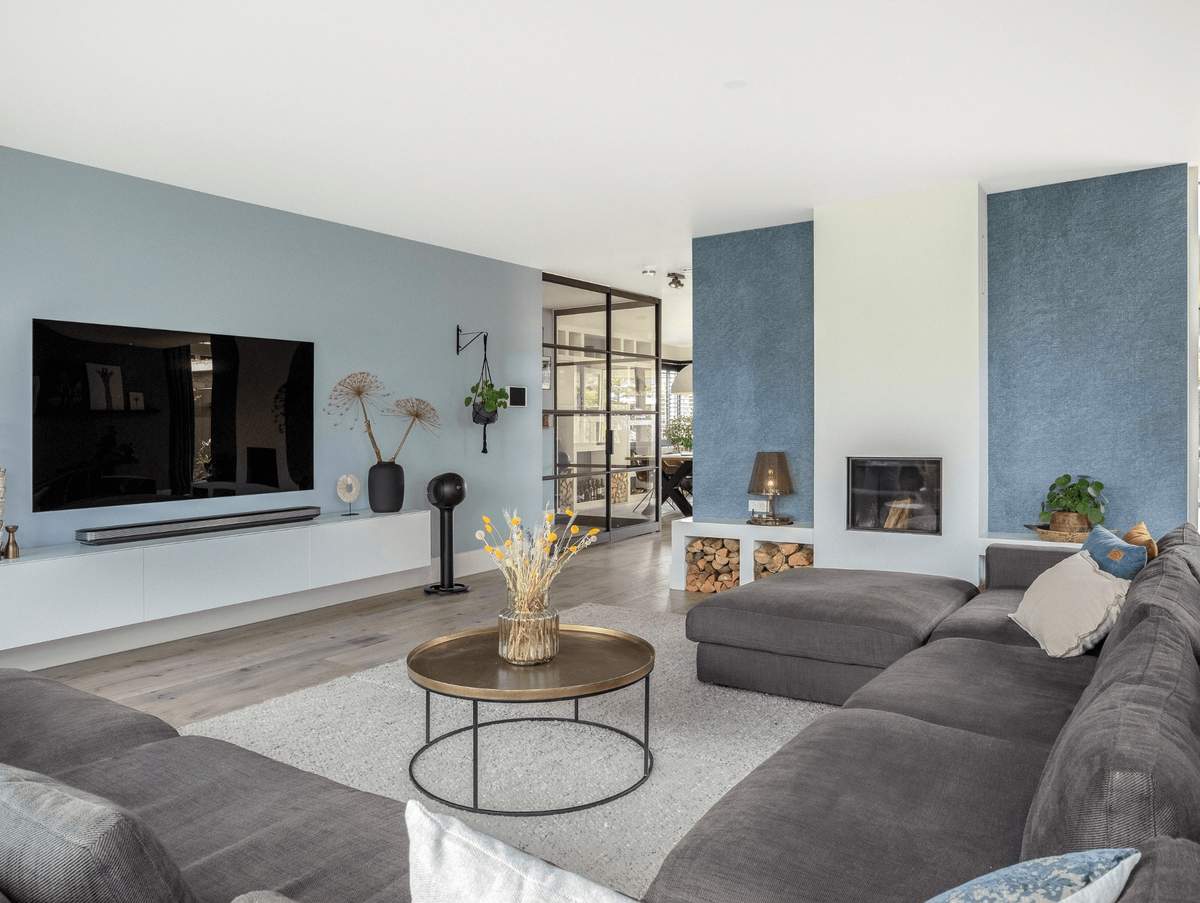 zithoek haard en tv, muren blauw en wit