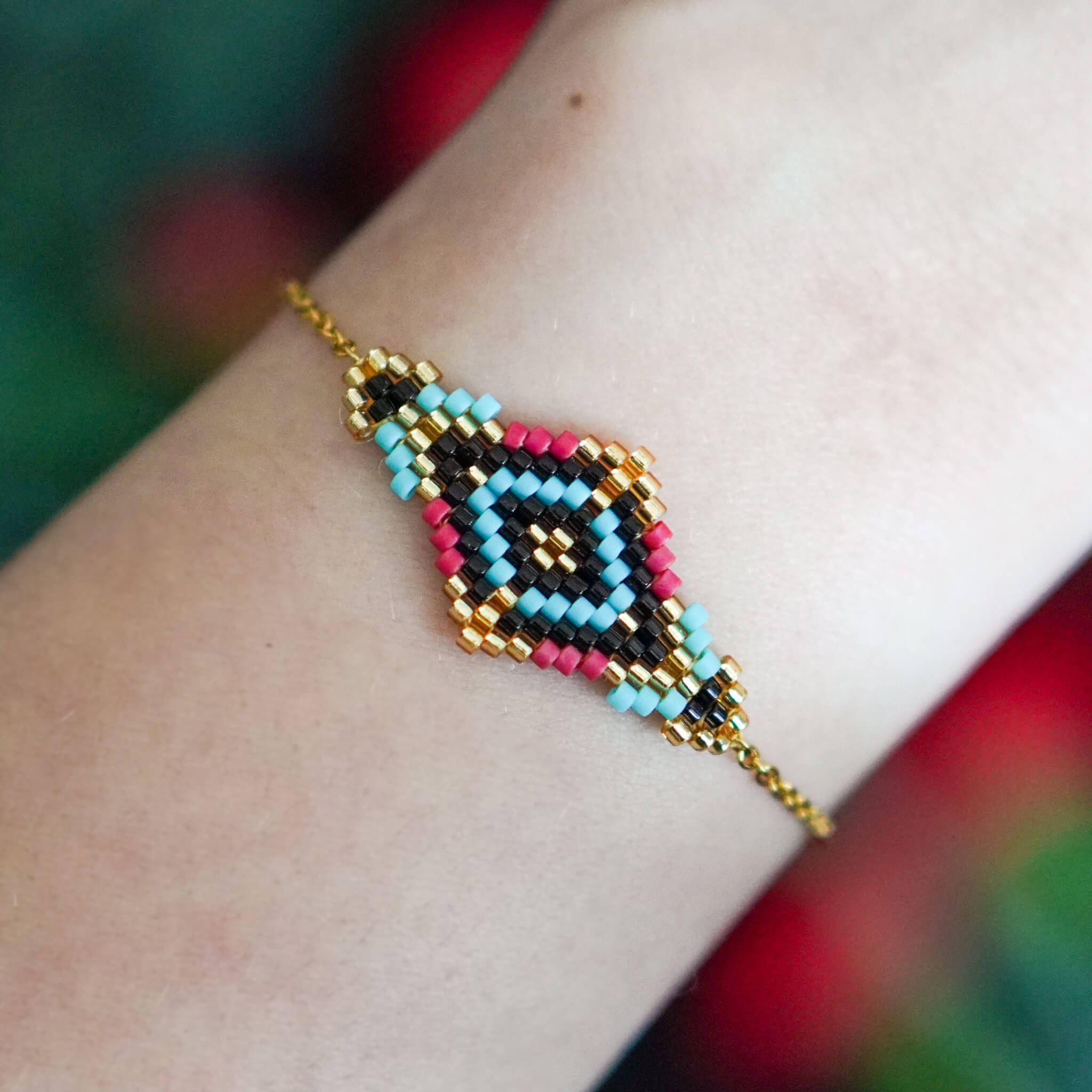 Ręcznie robiona bransoletka Geometric Vision Berry Sky w kolorze niebieskim i malinowym na nadgarstku