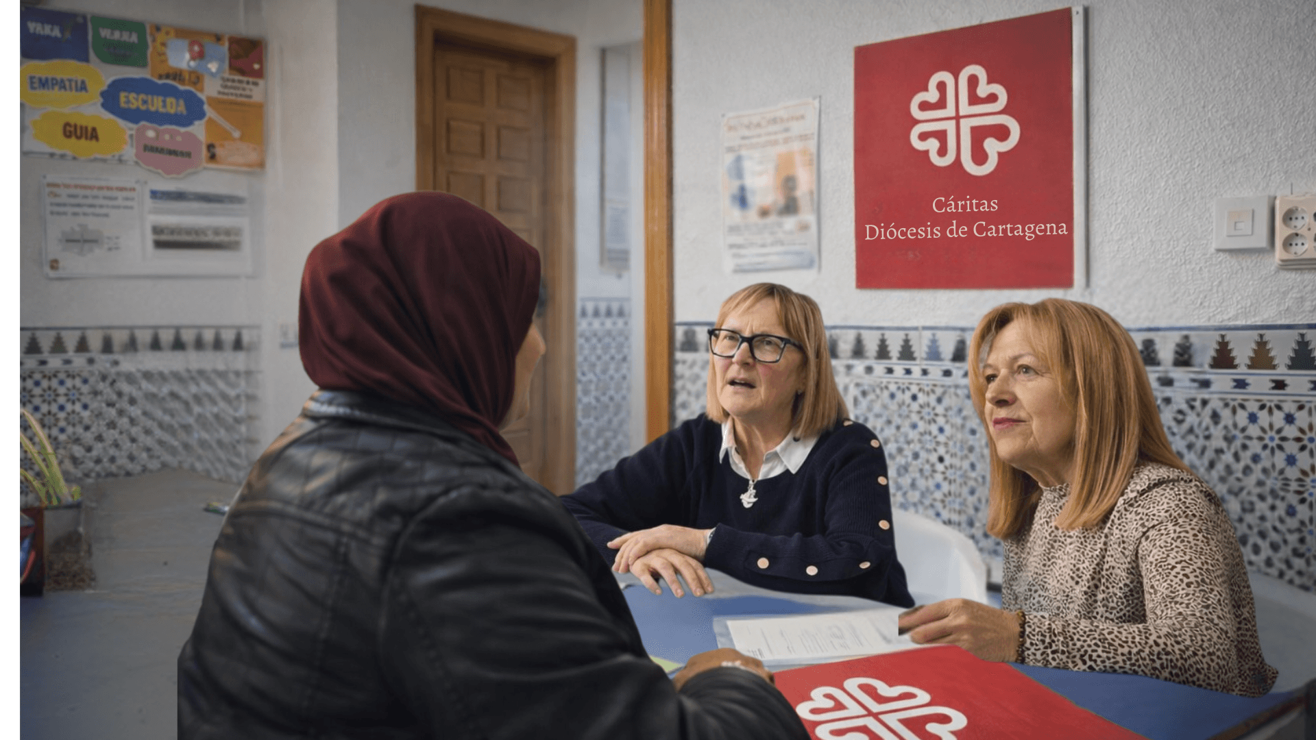 Dos voluntarias de Cáritas se encargan de la acogida
