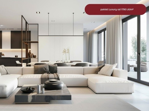 Salon z dużą białą sofą, niskim stolikiem z ciemnego kamienia i szerokimi oknami